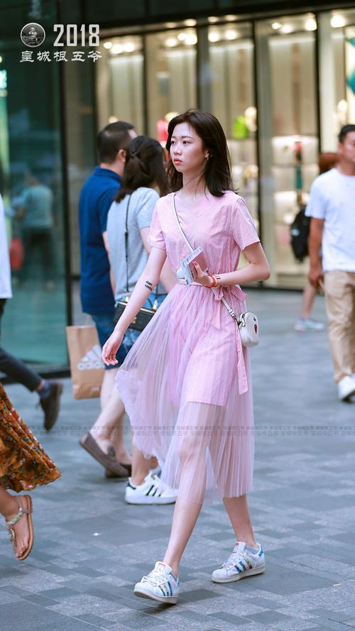 街拍偷窥偷拍性感少女