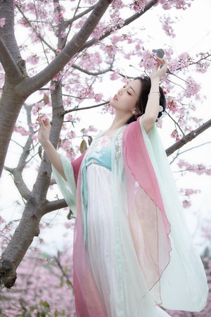 女生输了给对方玩一个月